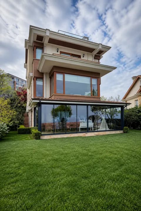 Bahçe cam salon modern villa cephesi