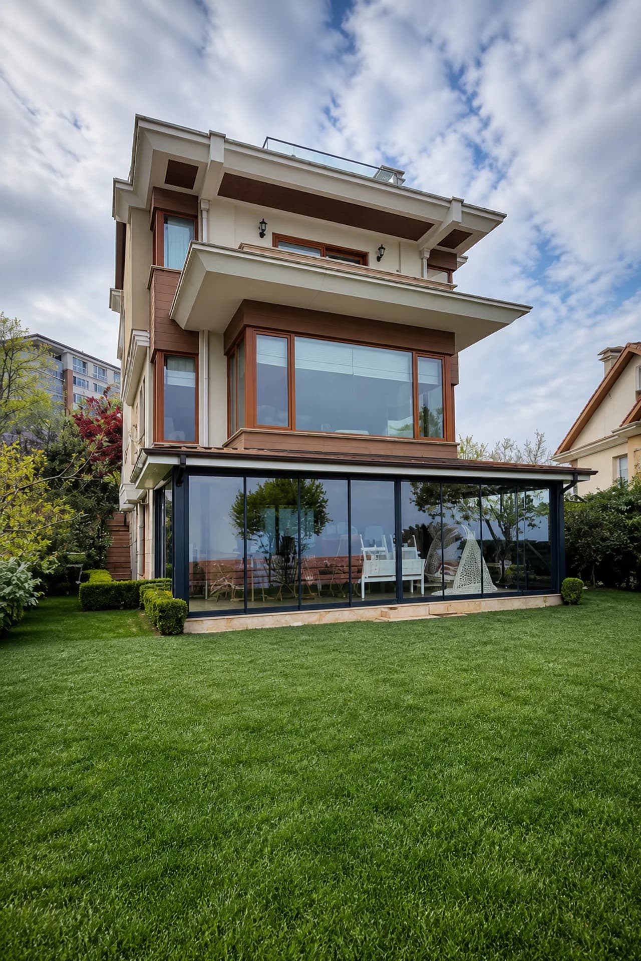 Bahçe cam salon modern villa cephesi