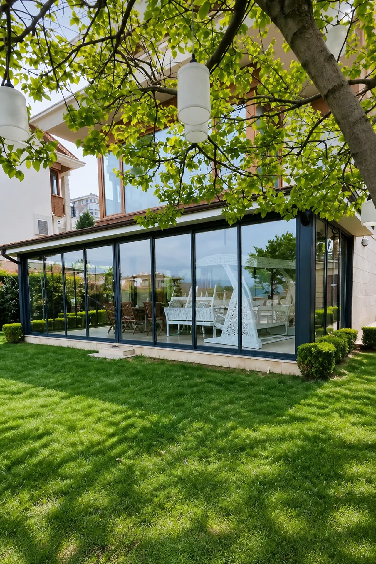 Bahçe cam salon yakından ağaç altında