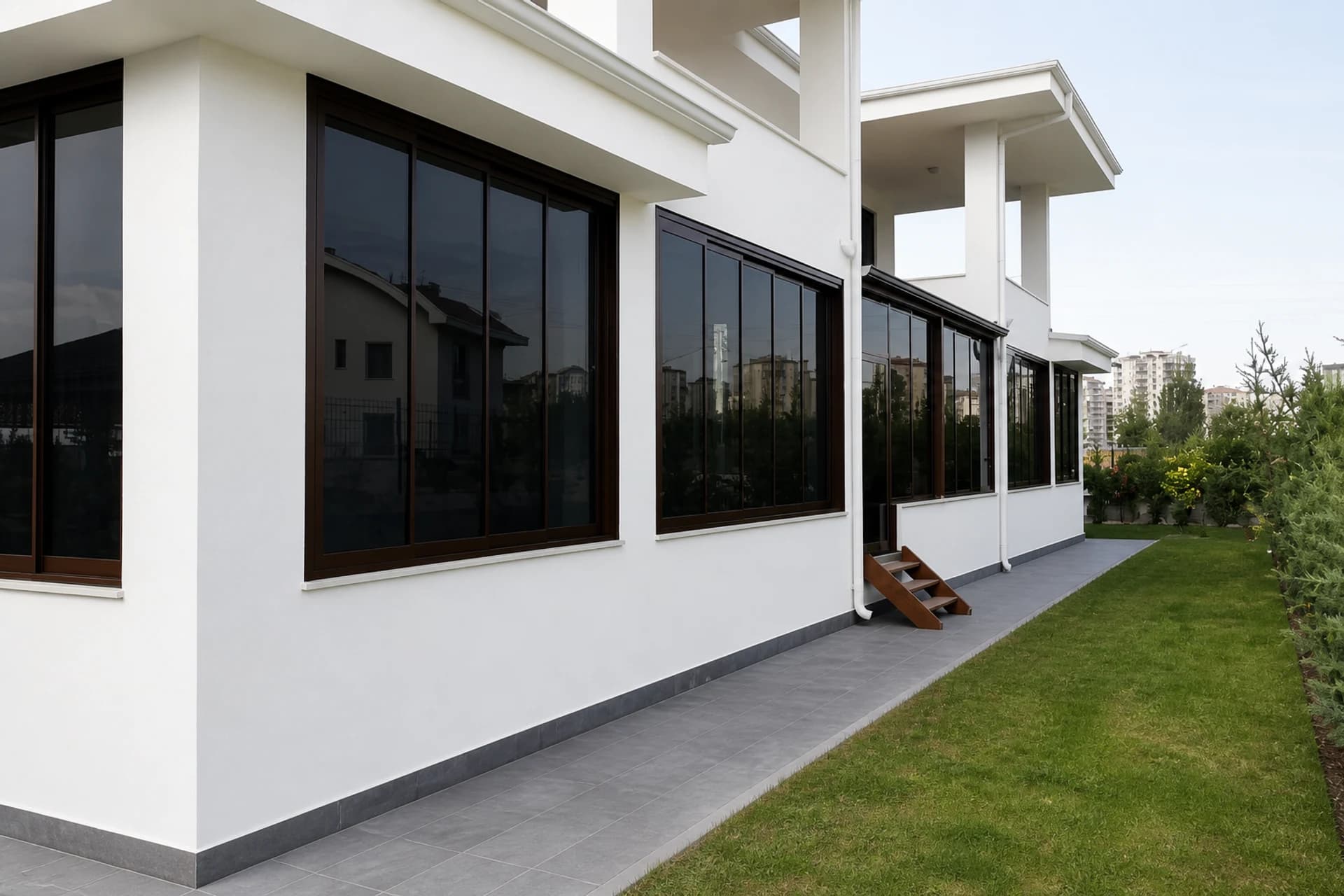 Beyaz villa uzun cephe koyu cam paneller