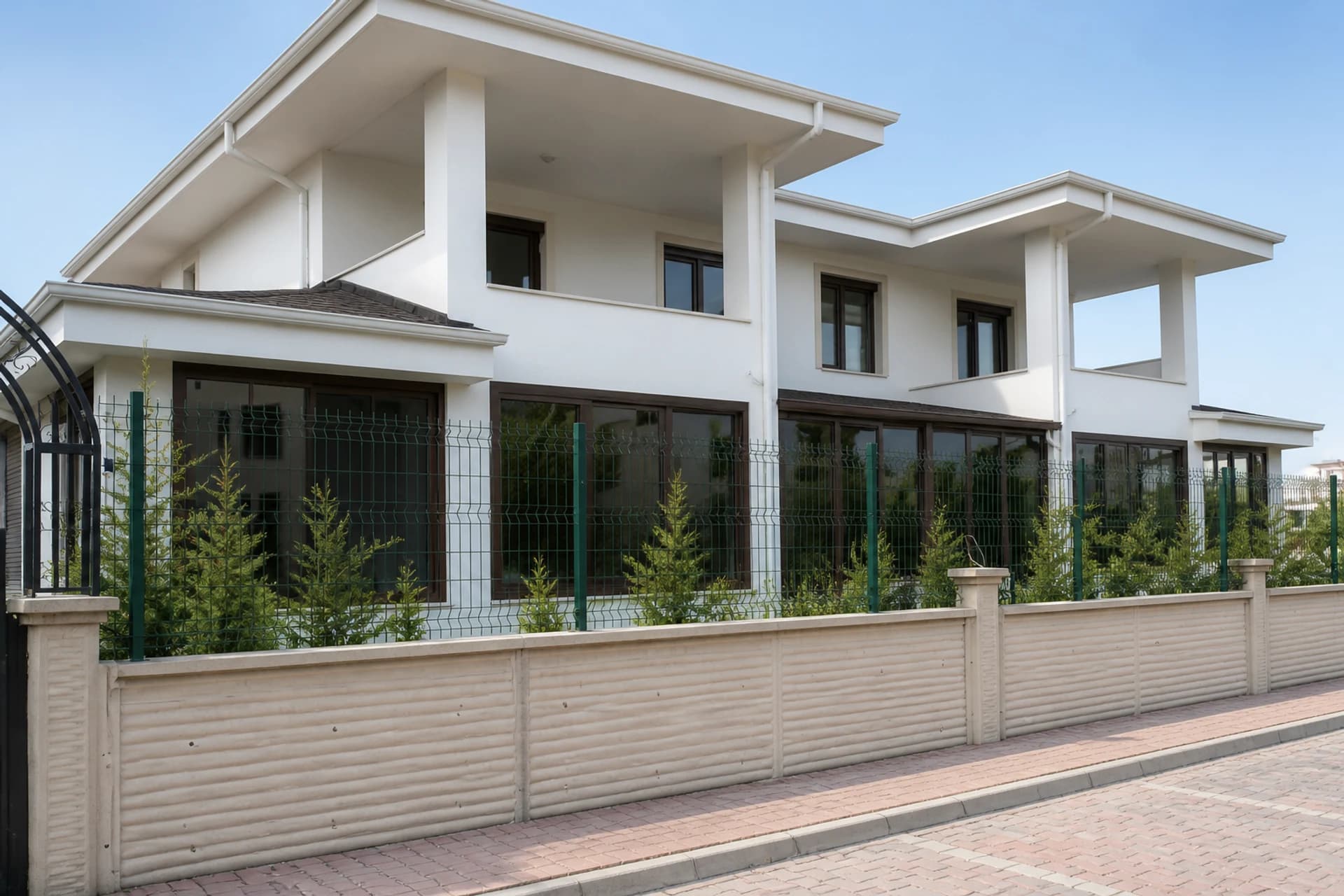 Beyaz villa ön cephe cam sistemleri