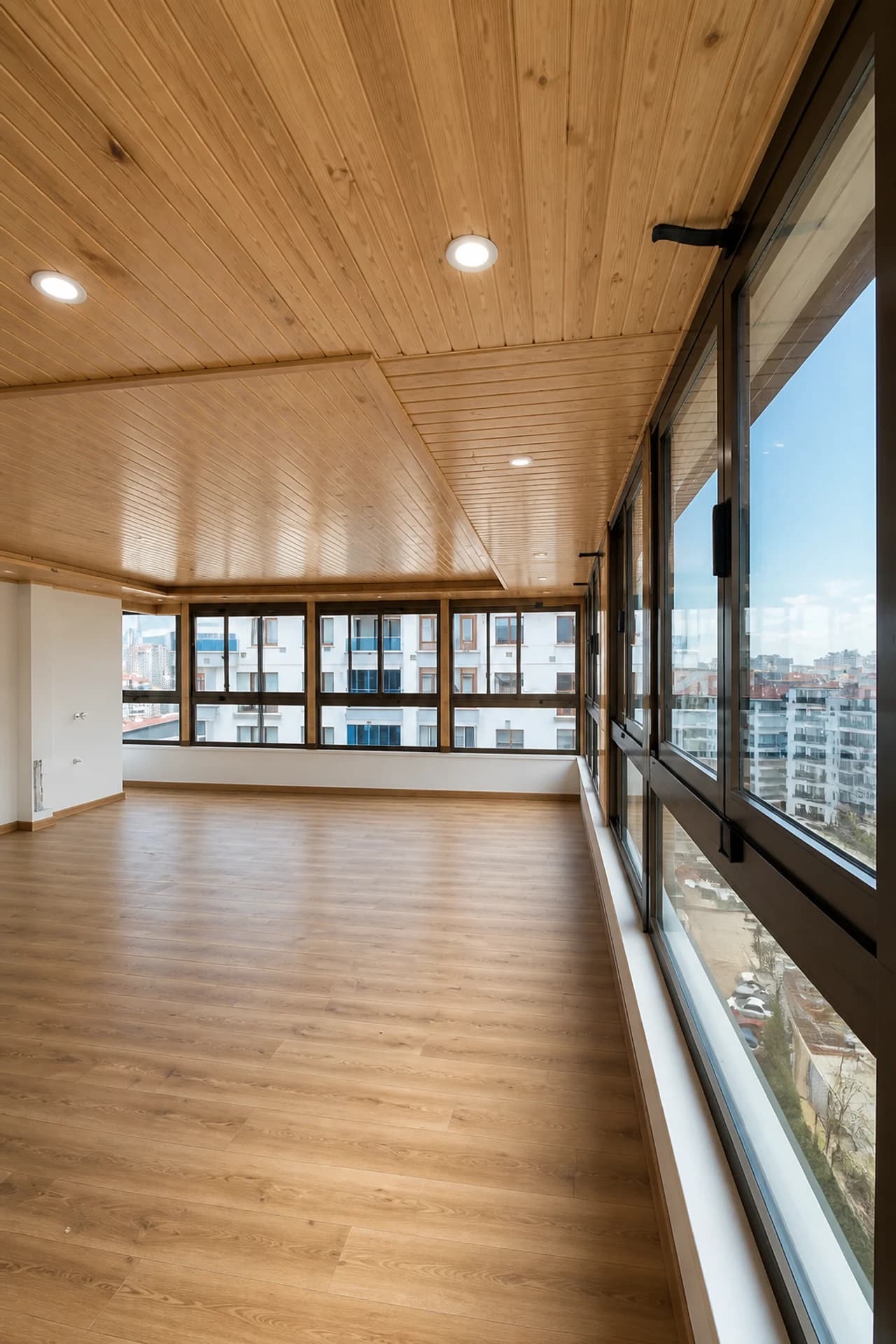 Ahşap detaylı cam balkon iç mekân